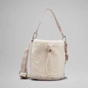 NWT lululemon Crossbody Fleece Bucket Bag,WHTO
